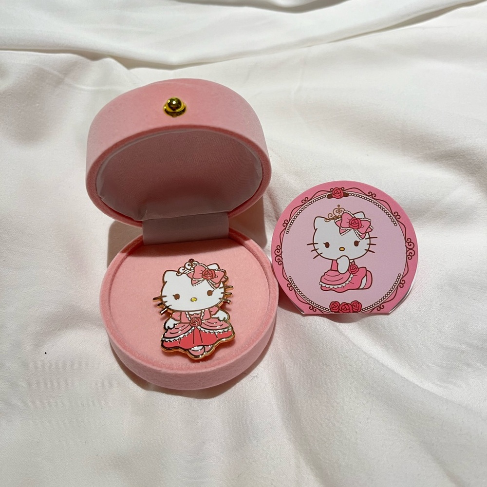 Hello Kitty pin
